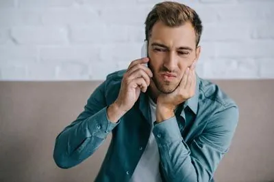 man experiencing dental pain in need of an emergency dentist